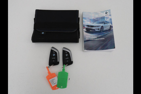 BMW 3-serie 330e Business Edition Plus | Sportstoelen | Leder | Adaptive cruise | Stoelverwarming | Carplay | Stuurverwarming | Navigatie | Parkeerhulp | Full LED | Live Cockpit | Individual Aventurinrot metallic | PHEV | Plug In