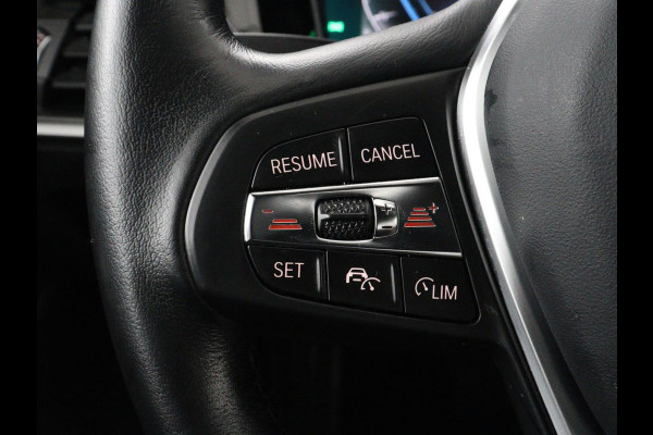 BMW 3-serie 330e Business Edition Plus | Sportstoelen | Leder | Adaptive cruise | Stoelverwarming | Carplay | Stuurverwarming | Navigatie | Parkeerhulp | Full LED | Live Cockpit | Individual Aventurinrot metallic | PHEV | Plug In