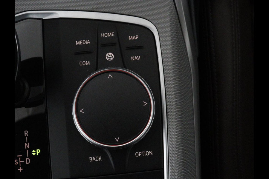 BMW 3-serie 330e Business Edition Plus | Sportstoelen | Leder | Adaptive cruise | Stoelverwarming | Carplay | Stuurverwarming | Navigatie | Parkeerhulp | Full LED | Live Cockpit | Individual Aventurinrot metallic | PHEV | Plug In