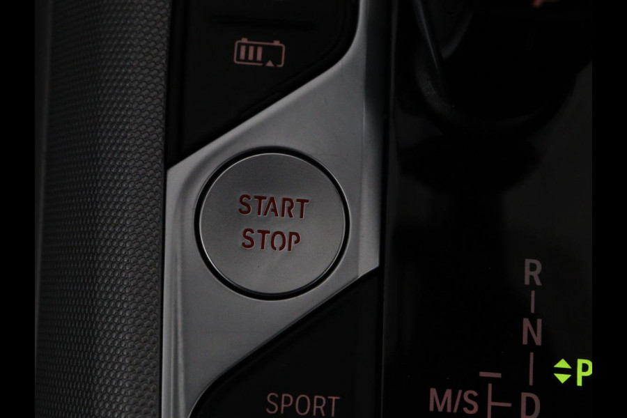 BMW 3-serie 330e Business Edition Plus | Sportstoelen | Leder | Adaptive cruise | Stoelverwarming | Carplay | Stuurverwarming | Navigatie | Parkeerhulp | Full LED | Live Cockpit | Individual Aventurinrot metallic | PHEV | Plug In