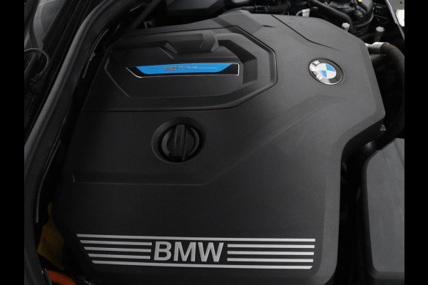BMW 3-serie 330e Business Edition Plus | Sportstoelen | Leder | Adaptive cruise | Stoelverwarming | Carplay | Stuurverwarming | Navigatie | Parkeerhulp | Full LED | Live Cockpit | Individual Aventurinrot metallic | PHEV | Plug In