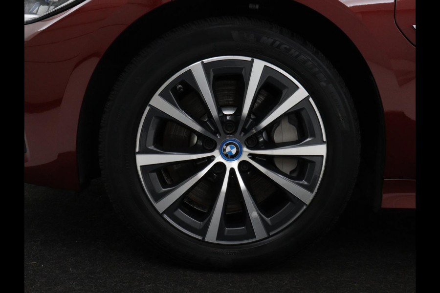 BMW 3-serie 330e Business Edition Plus | Sportstoelen | Leder | Adaptive cruise | Stoelverwarming | Carplay | Stuurverwarming | Navigatie | Parkeerhulp | Full LED | Live Cockpit | Individual Aventurinrot metallic | PHEV | Plug In