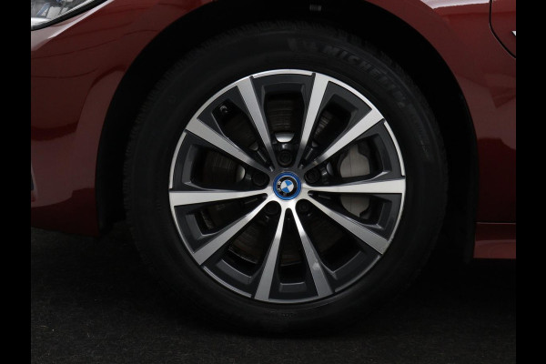 BMW 3-serie 330e Business Edition Plus | Sportstoelen | Leder | Adaptive cruise | Stoelverwarming | Carplay | Stuurverwarming | Navigatie | Parkeerhulp | Full LED | Live Cockpit | Individual Aventurinrot metallic | PHEV | Plug In