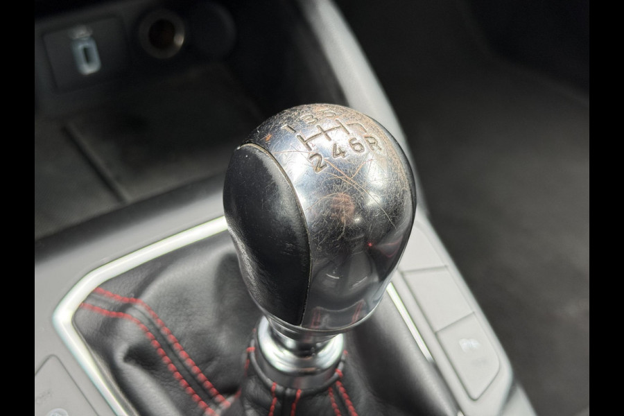 Ford FOCUS Wagon 1.0 EcoBoost ST Line Business Navi|Trekhaak|Clima|PDC V+A|Cruise|Stoelverwarming|APK tot 03-2027