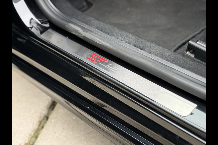 Ford FOCUS Wagon 1.0 EcoBoost ST Line Business Navi|Trekhaak|Clima|PDC V+A|Cruise|Stoelverwarming|APK tot 03-2027