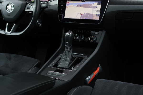 Škoda Superb Combi 1.5 TSI ACT Sportline *Pano*Canton*Camera*Keyless*