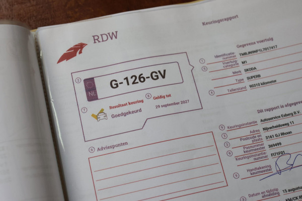 Škoda Superb Combi 1.5 TSI ACT Sportline *Pano*Canton*Camera*Keyless*