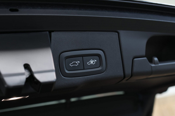 Volvo XC60 2.0 T6 Plug-in hybrid AWD Plus Bright *Pano*H/K*Camera*Trekhaak*