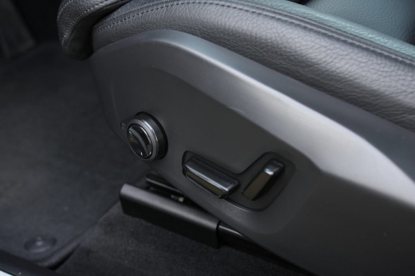 Volvo XC60 2.0 T6 Plug-in hybrid AWD Plus Bright *Pano*H/K*Camera*Trekhaak*