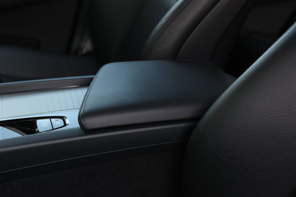 Volvo XC60 2.0 T6 Plug-in hybrid AWD Plus Bright *Pano*H/K*Camera*Trekhaak*