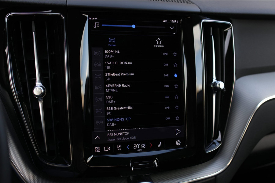 Volvo XC60 2.0 T6 Plug-in hybrid AWD Plus Bright *Pano*H/K*Camera*Trekhaak*