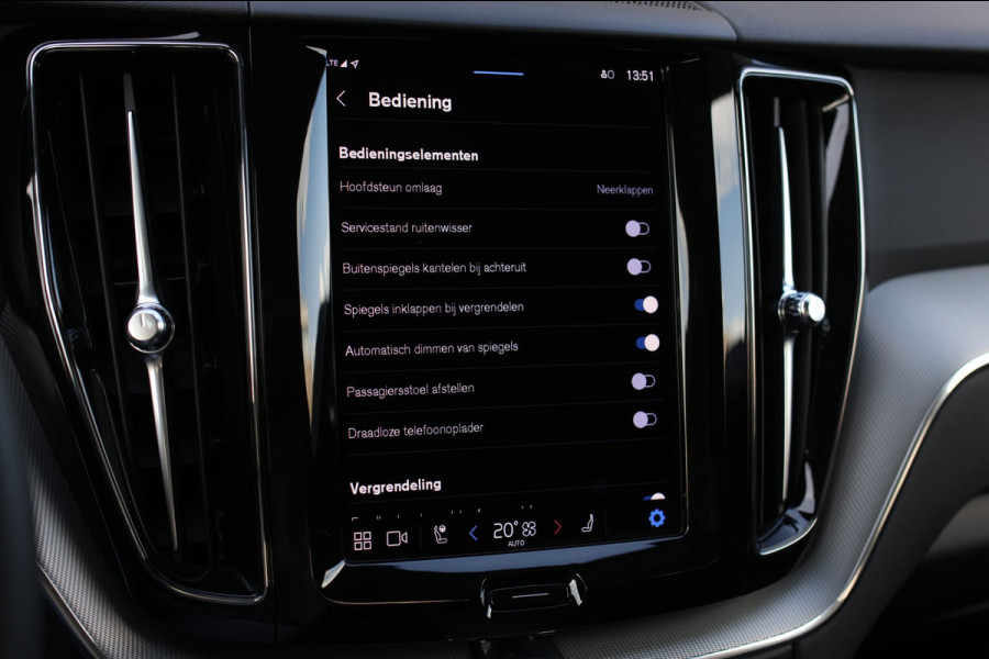 Volvo XC60 2.0 T6 Plug-in hybrid AWD Plus Bright *Pano*H/K*Camera*Trekhaak*