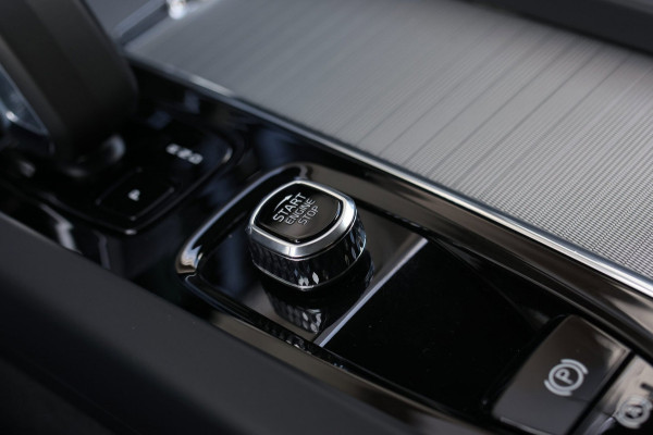 Volvo XC60 2.0 T6 Plug-in hybrid AWD Plus Bright *Pano*H/K*Camera*Trekhaak*