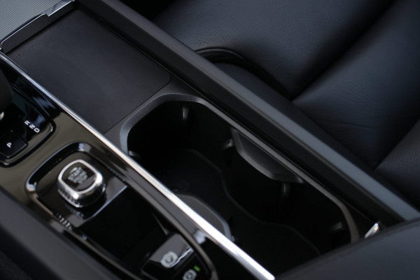 Volvo XC60 2.0 T6 Plug-in hybrid AWD Plus Bright *Pano*H/K*Camera*Trekhaak*