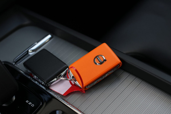 Volvo XC60 2.0 T6 Plug-in hybrid AWD Plus Bright *Pano*H/K*Camera*Trekhaak*