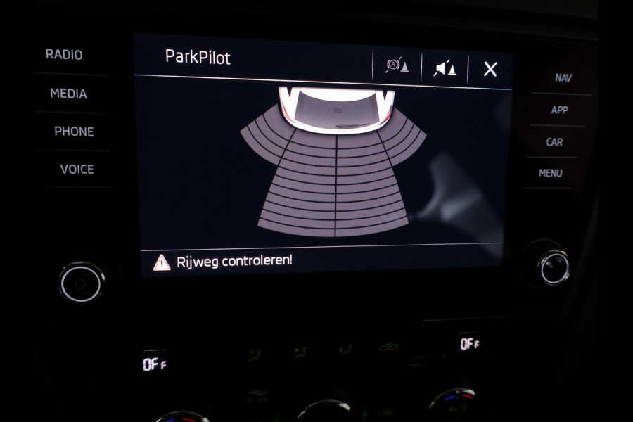 Škoda Octavia Combi 1.0 TSI Greentech Ambition Business 115pk 6bak| trekhaak| navigatie| LM-velgen| Parksensors achter