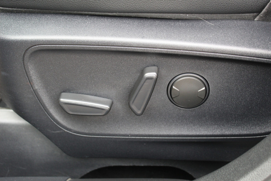 Ford Kuga 1.5 EcoBoost ST-Line X , 150pk 1800 Trekgewicht Cilmate control , Camera , Stoel,Stuur en Voorruit verwarming Navigatie , Trekhaak , Elek.verstelbare bestuurders stoel