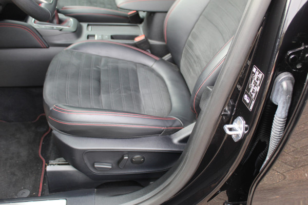 Ford Kuga 1.5 EcoBoost ST-Line X , 150pk 1800 Trekgewicht Cilmate control , Camera , Stoel,Stuur en Voorruit verwarming Navigatie , Trekhaak , Elek.verstelbare bestuurders stoel