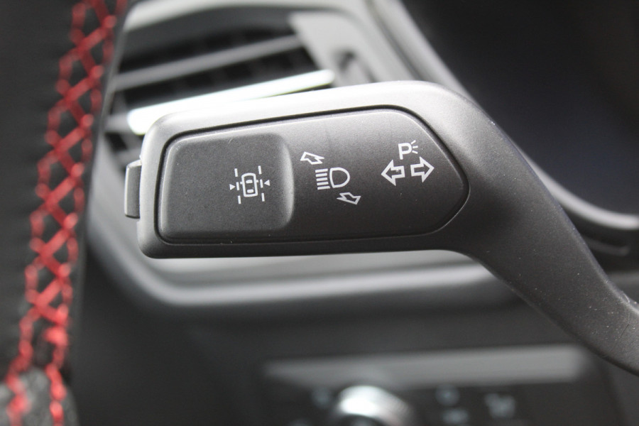 Ford Kuga 1.5 EcoBoost ST-Line X , 150pk 1800 Trekgewicht Cilmate control , Camera , Stoel,Stuur en Voorruit verwarming Navigatie , Trekhaak , Elek.verstelbare bestuurders stoel