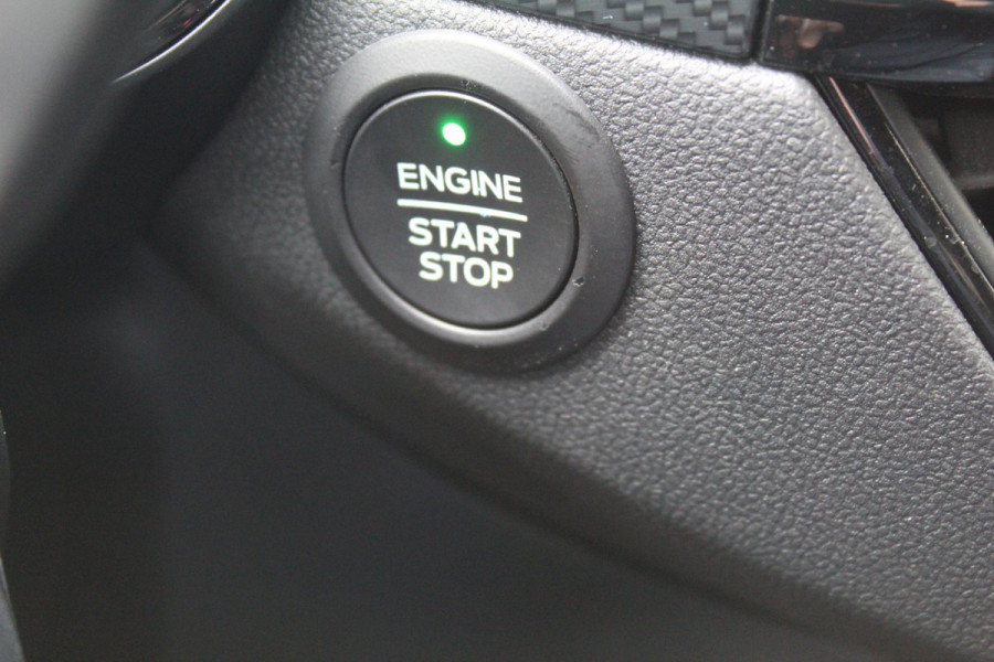 Ford Kuga 1.5 EcoBoost ST-Line X , 150pk 1800 Trekgewicht Cilmate control , Camera , Stoel,Stuur en Voorruit verwarming Navigatie , Trekhaak , Elek.verstelbare bestuurders stoel