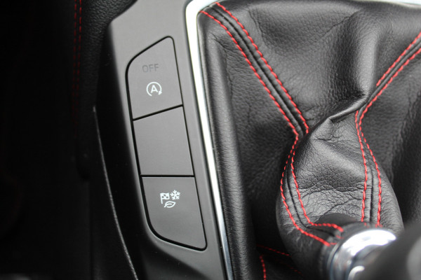 Ford Kuga 1.5 EcoBoost ST-Line X , 150pk 1800 Trekgewicht Cilmate control , Camera , Stoel,Stuur en Voorruit verwarming Navigatie , Trekhaak , Elek.verstelbare bestuurders stoel