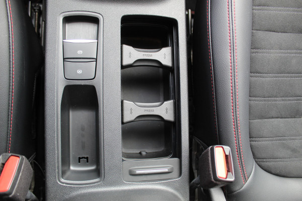 Ford Kuga 1.5 EcoBoost ST-Line X , 150pk 1800 Trekgewicht Cilmate control , Camera , Stoel,Stuur en Voorruit verwarming Navigatie , Trekhaak , Elek.verstelbare bestuurders stoel