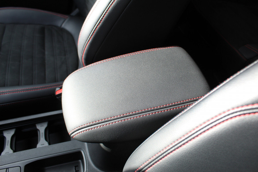 Ford Kuga 1.5 EcoBoost ST-Line X , 150pk 1800 Trekgewicht Cilmate control , Camera , Stoel,Stuur en Voorruit verwarming Navigatie , Trekhaak , Elek.verstelbare bestuurders stoel