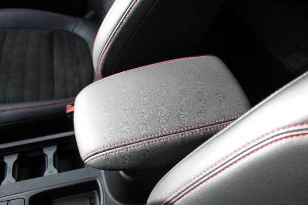 Ford Kuga 1.5 EcoBoost ST-Line X , 150pk 1800 Trekgewicht Cilmate control , Camera , Stoel,Stuur en Voorruit verwarming Navigatie , Trekhaak , Elek.verstelbare bestuurders stoel