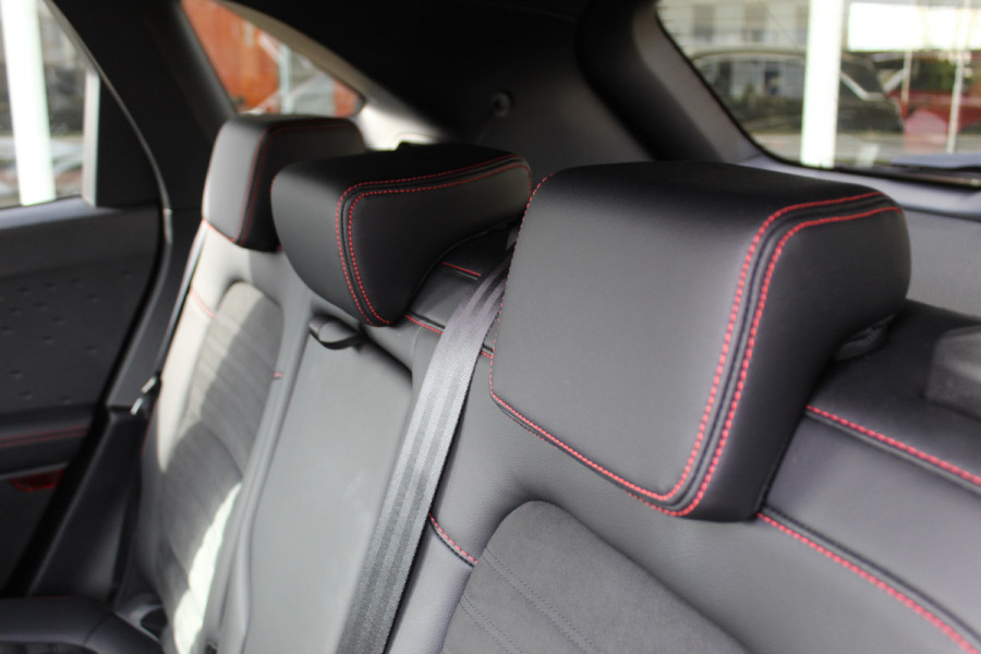 Ford Kuga 1.5 EcoBoost ST-Line X , 150pk 1800 Trekgewicht Cilmate control , Camera , Stoel,Stuur en Voorruit verwarming Navigatie , Trekhaak , Elek.verstelbare bestuurders stoel