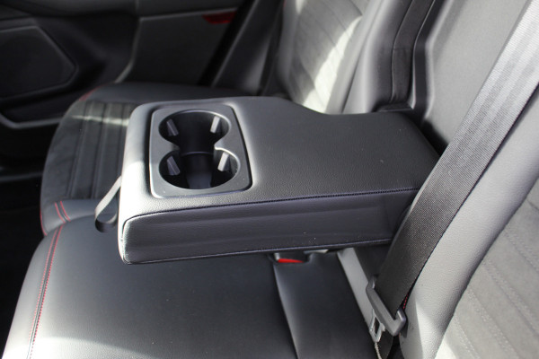 Ford Kuga 1.5 EcoBoost ST-Line X , 150pk 1800 Trekgewicht Cilmate control , Camera , Stoel,Stuur en Voorruit verwarming Navigatie , Trekhaak , Elek.verstelbare bestuurders stoel