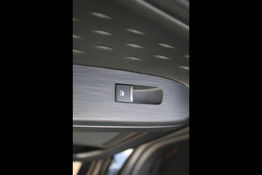 Ford Kuga 1.5 EcoBoost ST-Line X , 150pk 1800 Trekgewicht Cilmate control , Camera , Stoel,Stuur en Voorruit verwarming Navigatie , Trekhaak , Elek.verstelbare bestuurders stoel