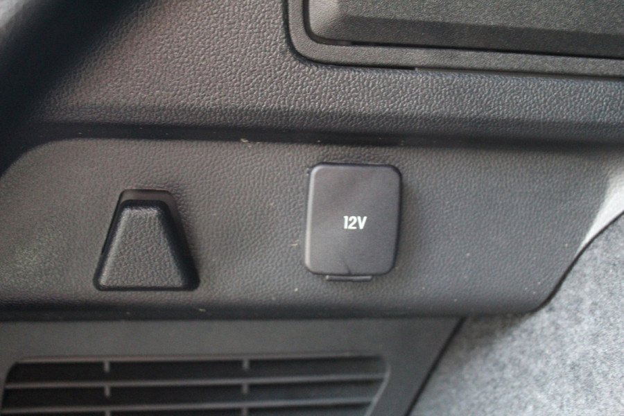 Ford Kuga 1.5 EcoBoost ST-Line X , 150pk 1800 Trekgewicht Cilmate control , Camera , Stoel,Stuur en Voorruit verwarming Navigatie , Trekhaak , Elek.verstelbare bestuurders stoel