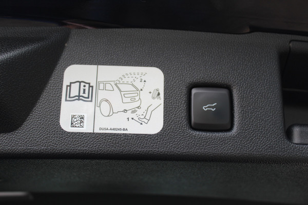 Ford Kuga 1.5 EcoBoost ST-Line X , 150pk 1800 Trekgewicht Cilmate control , Camera , Stoel,Stuur en Voorruit verwarming Navigatie , Trekhaak , Elek.verstelbare bestuurders stoel