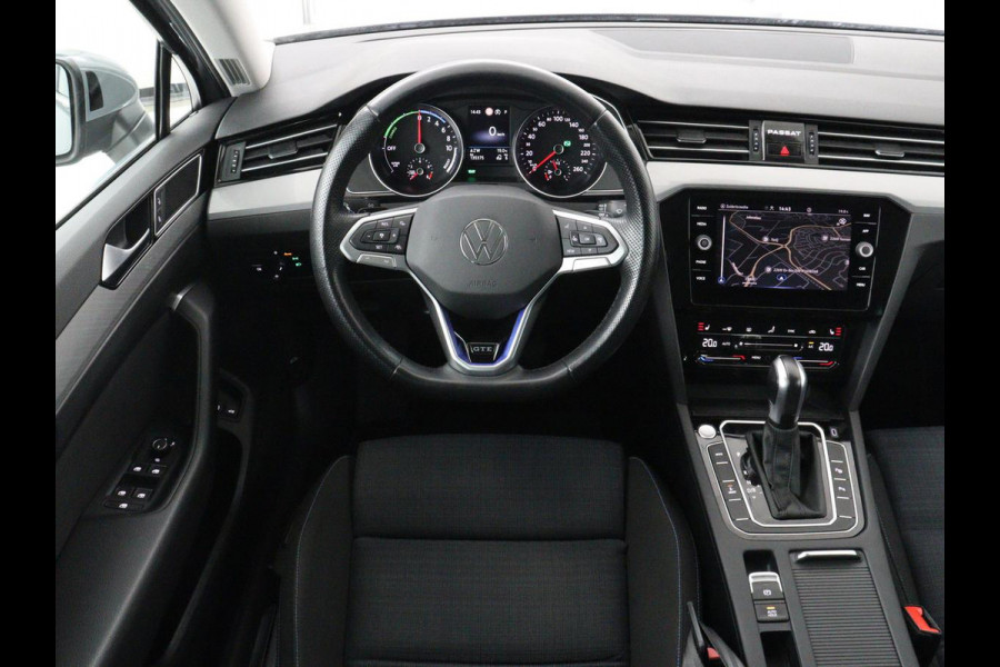 Volkswagen Passat 1.4 TSI PHEV GTE | SOH 95% | Stoelverwarming | Trekhaak | Massage | Camera | Carplay | Keyless | Matrix LED | Navigatie | Adaptive cruise | Park Assist | Climate control | Plug In
