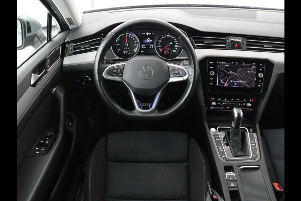 Volkswagen Passat 1.4 TSI PHEV GTE | SOH 95% | Stoelverwarming | Trekhaak | Massage | Camera | Carplay | Keyless | Matrix LED | Navigatie | Adaptive cruise | Park Assist | Climate control | Plug In