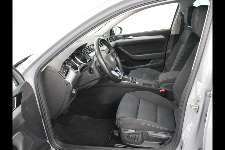 Volkswagen Passat 1.4 TSI PHEV GTE | SOH 95% | Stoelverwarming | Trekhaak | Massage | Camera | Carplay | Keyless | Matrix LED | Navigatie | Adaptive cruise | Park Assist | Climate control | Plug In