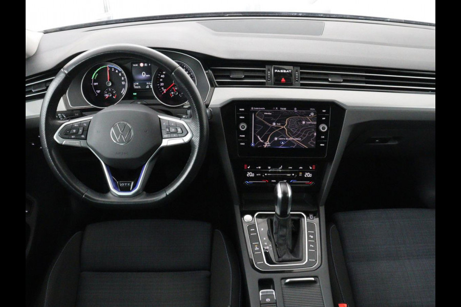 Volkswagen Passat 1.4 TSI PHEV GTE | SOH 95% | Stoelverwarming | Trekhaak | Massage | Camera | Carplay | Keyless | Matrix LED | Navigatie | Adaptive cruise | Park Assist | Climate control | Plug In
