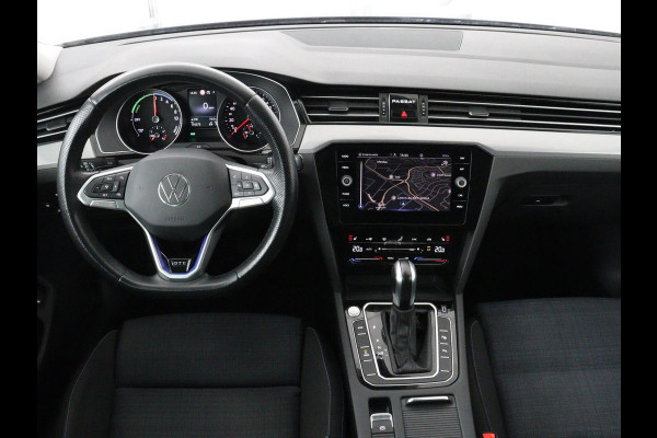 Volkswagen Passat 1.4 TSI PHEV GTE | SOH 95% | Stoelverwarming | Trekhaak | Massage | Camera | Carplay | Keyless | Matrix LED | Navigatie | Adaptive cruise | Park Assist | Climate control | Plug In