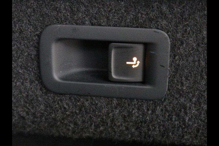 Volkswagen Passat 1.4 TSI PHEV GTE | SOH 95% | Stoelverwarming | Trekhaak | Massage | Camera | Carplay | Keyless | Matrix LED | Navigatie | Adaptive cruise | Park Assist | Climate control | Plug In