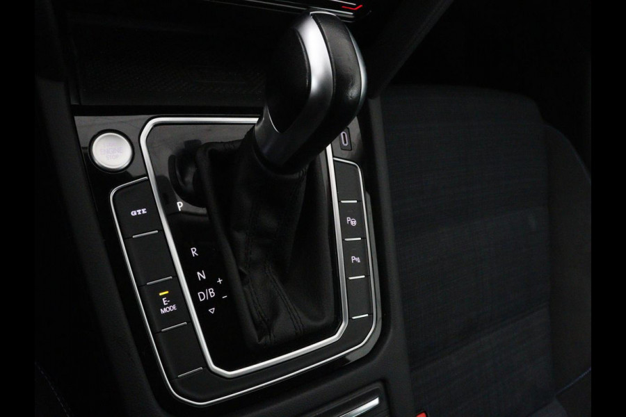 Volkswagen Passat 1.4 TSI PHEV GTE | SOH 95% | Stoelverwarming | Trekhaak | Massage | Camera | Carplay | Keyless | Matrix LED | Navigatie | Adaptive cruise | Park Assist | Climate control | Plug In