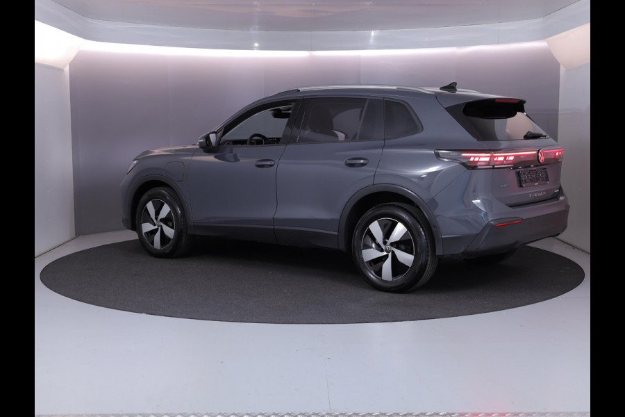Volkswagen Tiguan 1.5 eHybrid Life Edition 204 pk Automaat (DSG) | Verlengde garantie | Navigatie | Parkeersensoren (Park assist) | Achteruitrijcamera | Stoelverwarming |