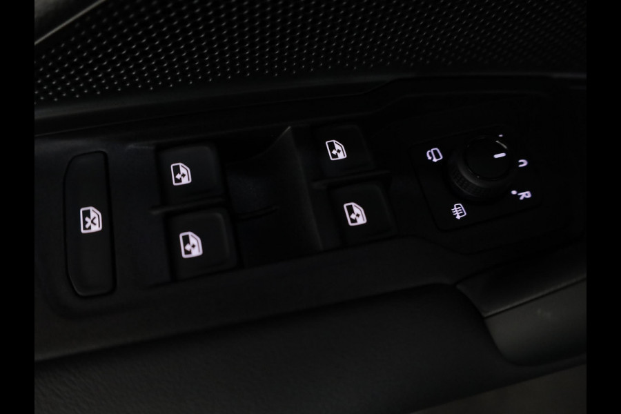 Volkswagen Tiguan 1.5 eHybrid Life Edition 204 pk Automaat (DSG) | Verlengde garantie | Navigatie | Parkeersensoren (Park assist) | Achteruitrijcamera | Stoelverwarming |