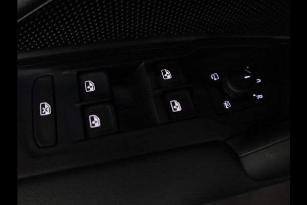 Volkswagen Tiguan 1.5 eHybrid Life Edition 204 pk Automaat (DSG) | Verlengde garantie | Navigatie | Parkeersensoren (Park assist) | Achteruitrijcamera | Stoelverwarming |