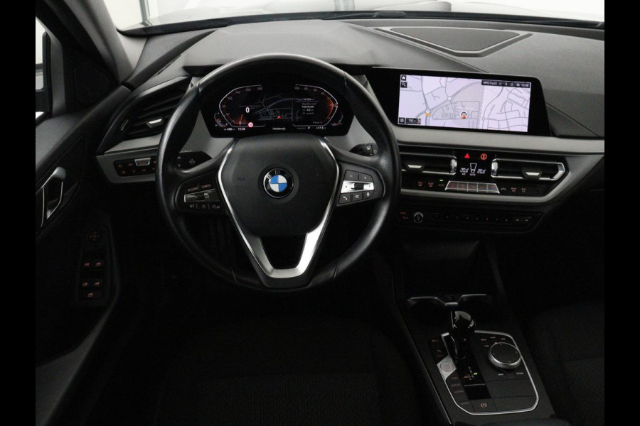 BMW 1-serie 116i Business Edition | Carplay | Live Cockpit | Navigatie | Full LED | Navigatie | DAB | Climate control | Cruise control | Bluetooth | Origineel NL
