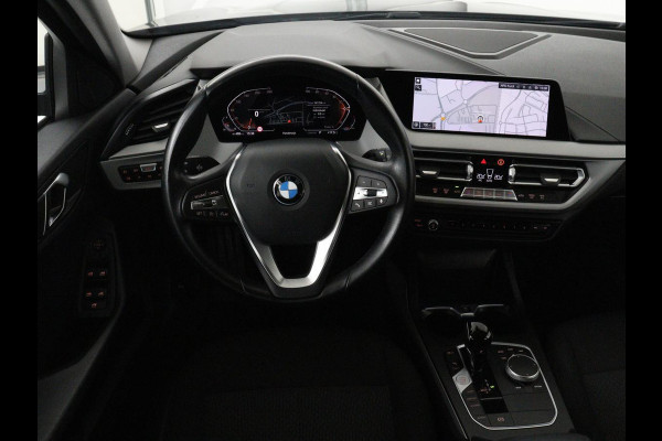 BMW 1-serie 116i Business Edition | Carplay | Live Cockpit | Navigatie | Full LED | Navigatie | DAB | Climate control | Cruise control | Bluetooth | Origineel NL