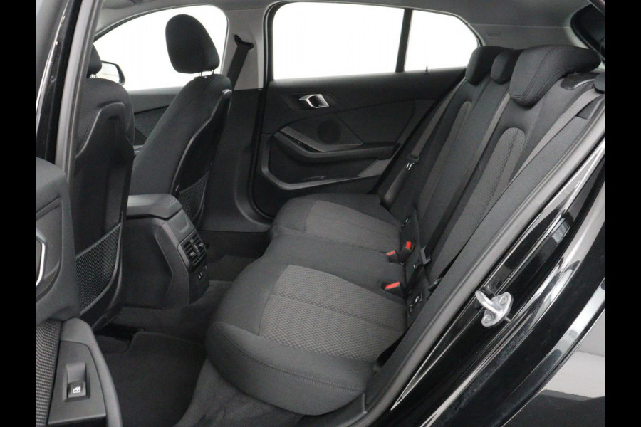 BMW 1-serie 116i Business Edition | Carplay | Live Cockpit | Navigatie | Full LED | Navigatie | DAB | Climate control | Cruise control | Bluetooth | Origineel NL