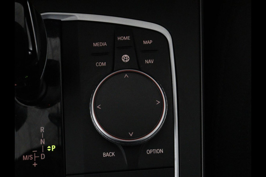 BMW 1-serie 116i Business Edition | Carplay | Live Cockpit | Navigatie | Full LED | Navigatie | DAB | Climate control | Cruise control | Bluetooth | Origineel NL