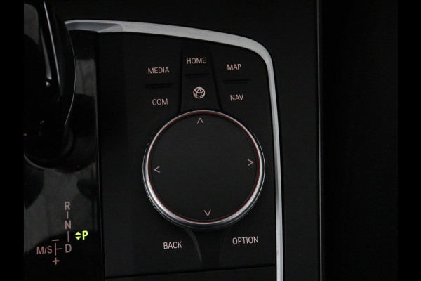 BMW 1-serie 116i Business Edition | Carplay | Live Cockpit | Navigatie | Full LED | Navigatie | DAB | Climate control | Cruise control | Bluetooth | Origineel NL