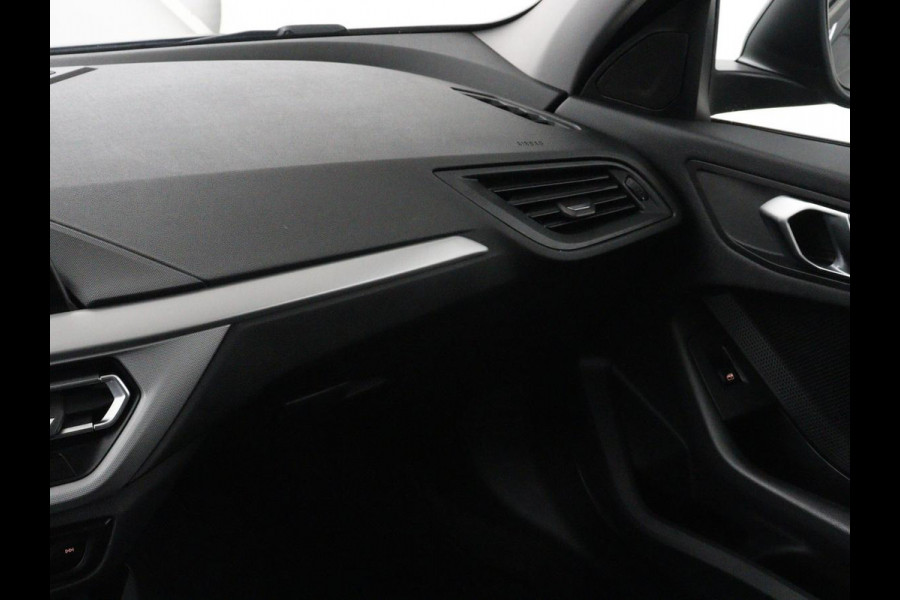 BMW 1-serie 116i Business Edition | Carplay | Live Cockpit | Navigatie | Full LED | Navigatie | DAB | Climate control | Cruise control | Bluetooth | Origineel NL
