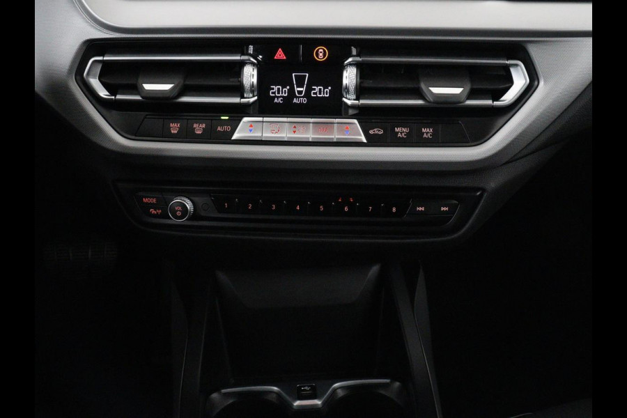 BMW 1-serie 116i Business Edition | Carplay | Live Cockpit | Navigatie | Full LED | Navigatie | DAB | Climate control | Cruise control | Bluetooth | Origineel NL